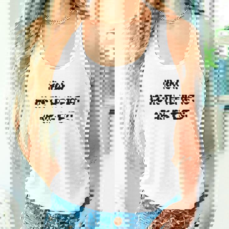 Clean Bible Character Humor – Noah The Ark-Itect Joke タンクトップ