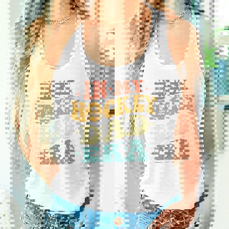 In My Hockey Dad Era ファニーホッケーお父さん ヴィンテージ 父の日 長袖tシャツ タンクトップ