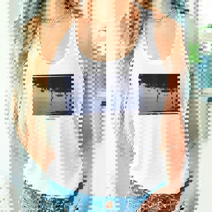 「犬神家の一族」逆さ足ショット タンクトップ