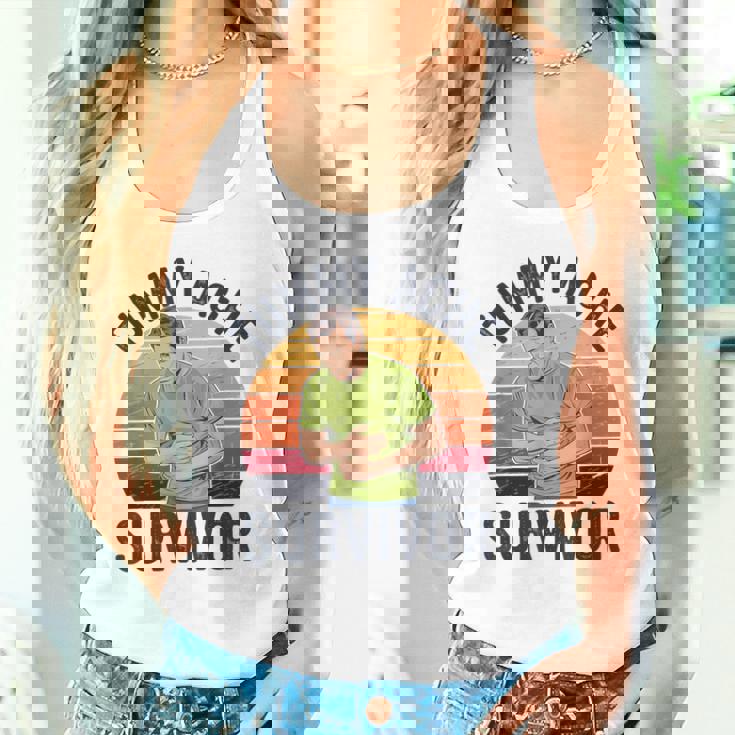 おなかが痛い タンクトップ