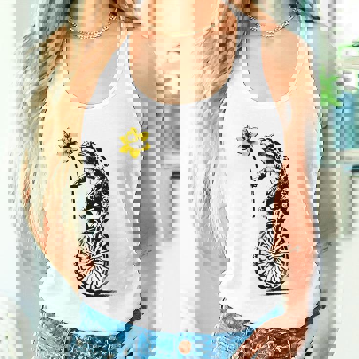 かわいい面白いカエルの一輪車 タンクトップ