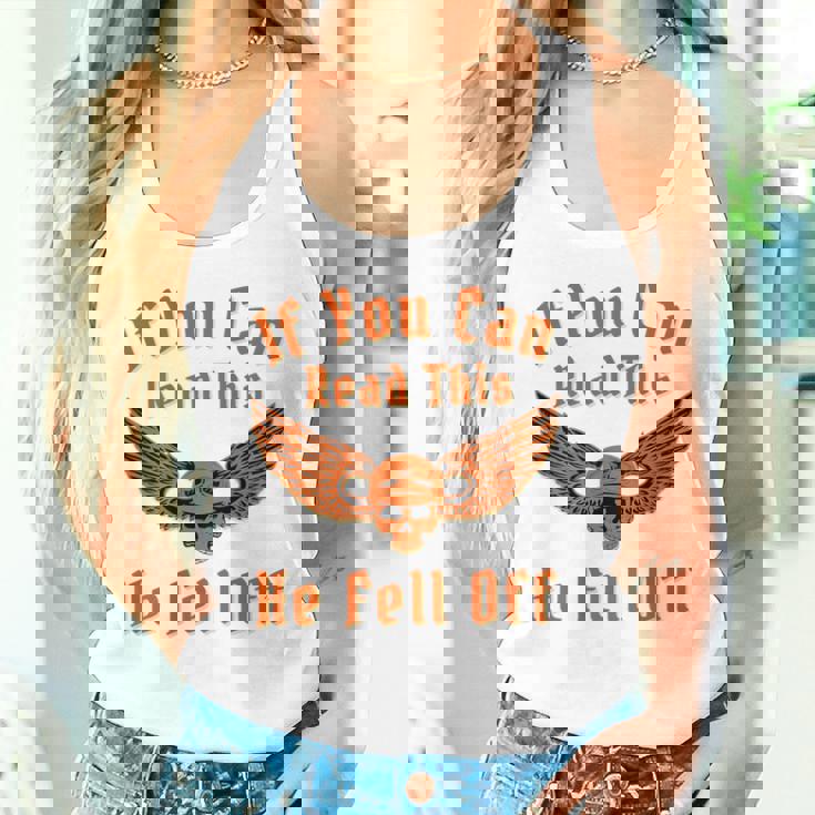 これを読めば、彼はバイカー向けのダークユーモアサインから落ちた タンクトップ