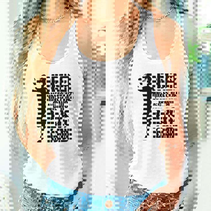 カヴァディを演じる少女を決して過小評価しない タンクトップ