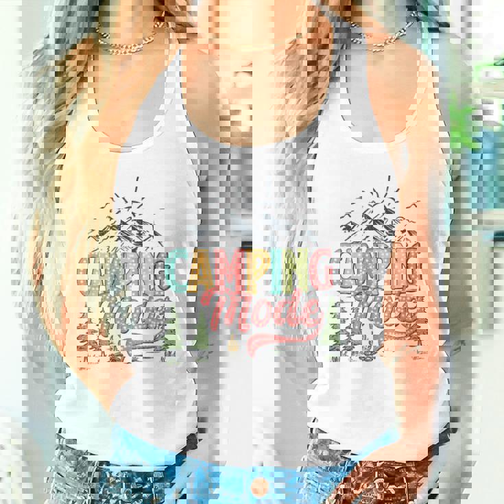 キャンプモード おもしろキャンパー 自然愛好家 スカウト ハローサマー タンクトップ