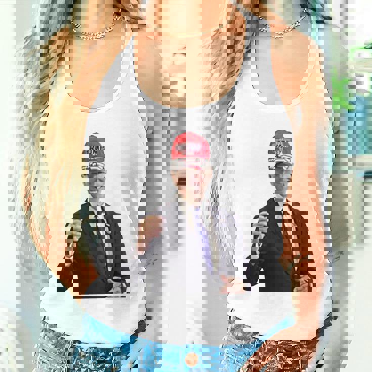 トランプの帽子をかぶったバイデンの陽気なグラフィック 長袖tシャツ タンクトップ