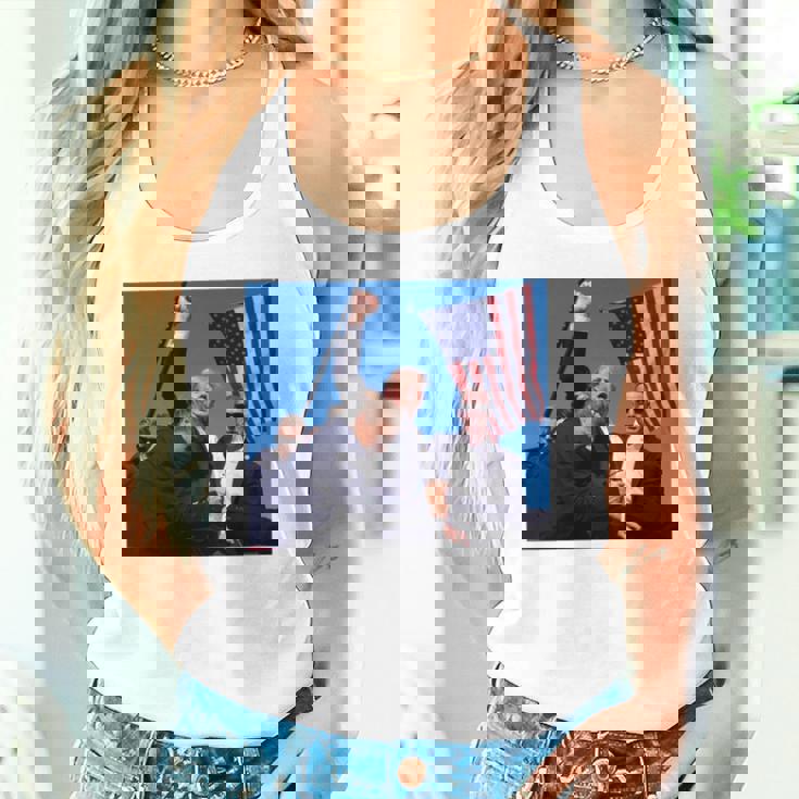 トランプ大統領のために祈り、決して降伏しない、神の祝福トランプ。 長袖tシャツ タンクトップ