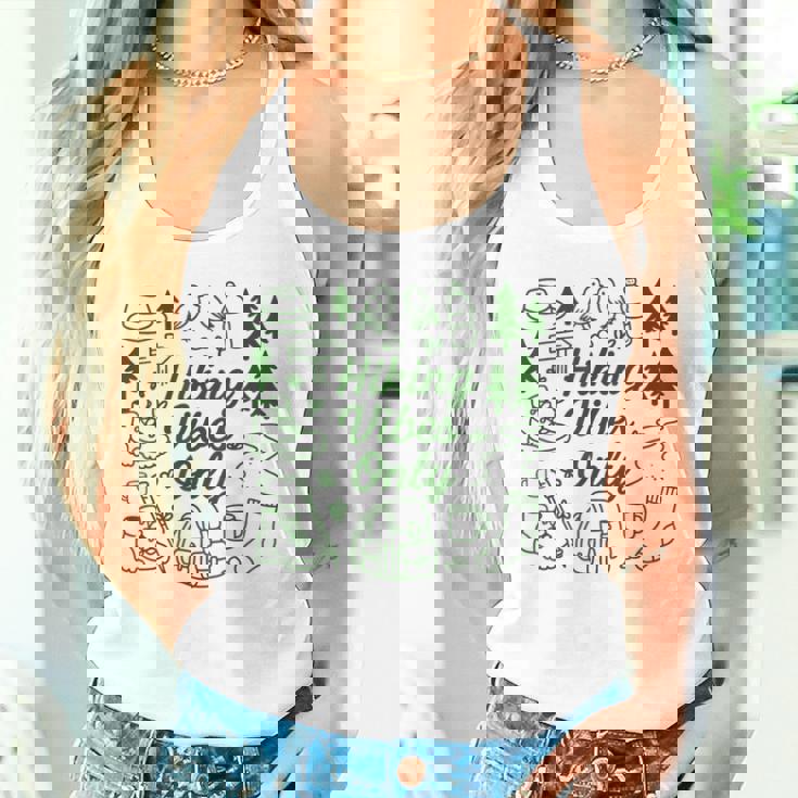 ハイキング バイブスオンリー 自然 落書き アート ミニマリスト 森林愛好家 タンクトップ