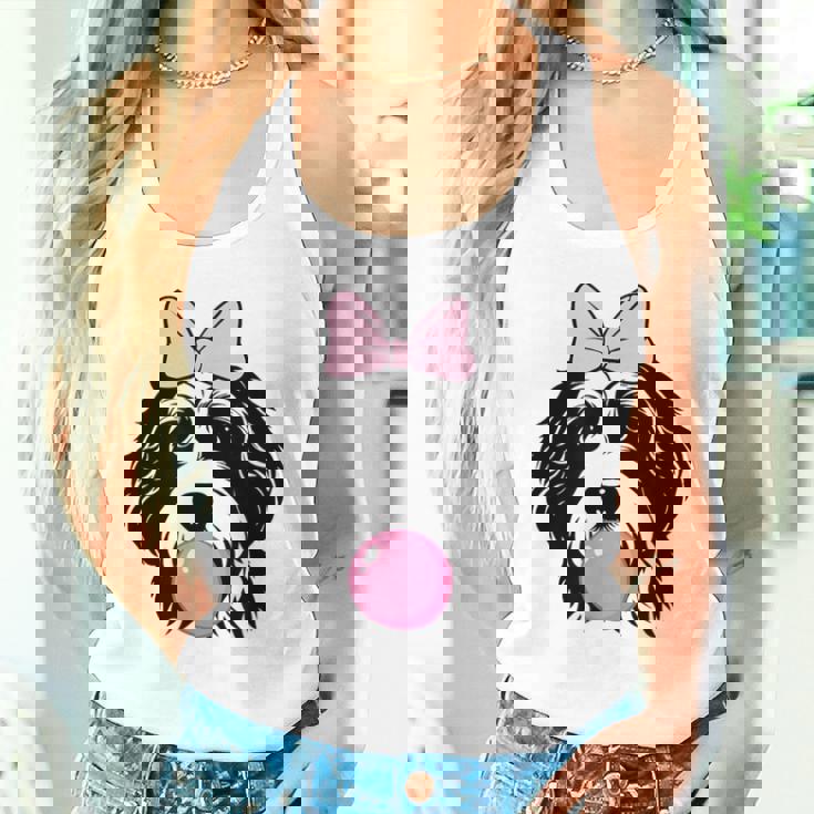 バブルガムを持つバーネドゥードル犬 タンクトップ