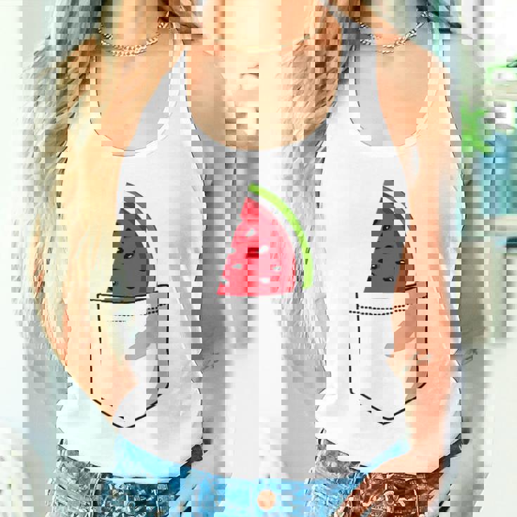 ポケットに入ったスイカのポケットプリントの面白いスイカ。 タンクトップ