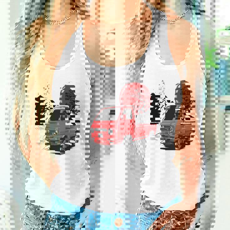 レトロな赤いミニトラックと日本の夕日。 長袖tシャツ タンクトップ