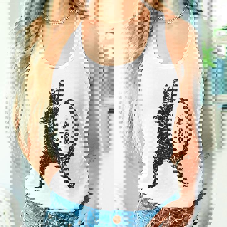 太極拳の練習をしている陽気な猫 陰陽 タンクトップ