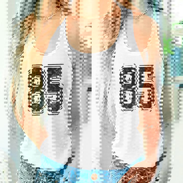 背中に85番 タンクトップ