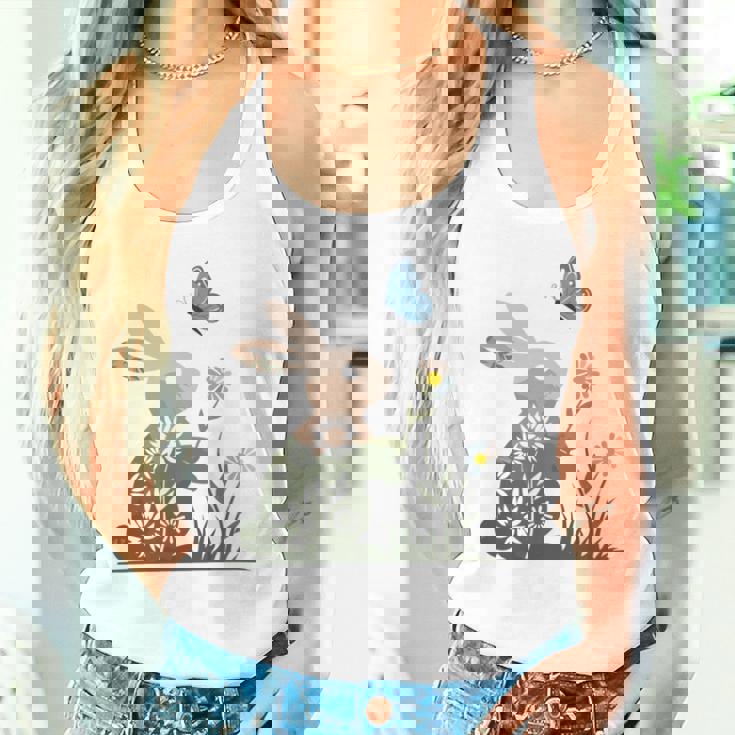 蝶のイースターとデイジーを保持している甘いウサギのウサギ 長袖tシャツ タンクトップ