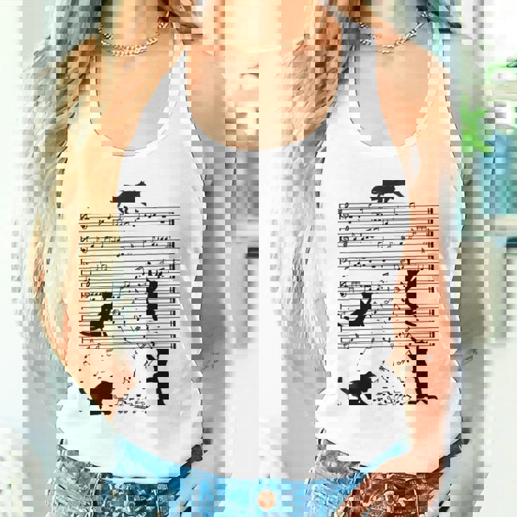 音楽譜上の遊ぶ猫のシルエットデザイン ピアノ音符 遊び心のある猫 猫 ジョーク かわいい 動物好き ギャグ好き タンクトップ
