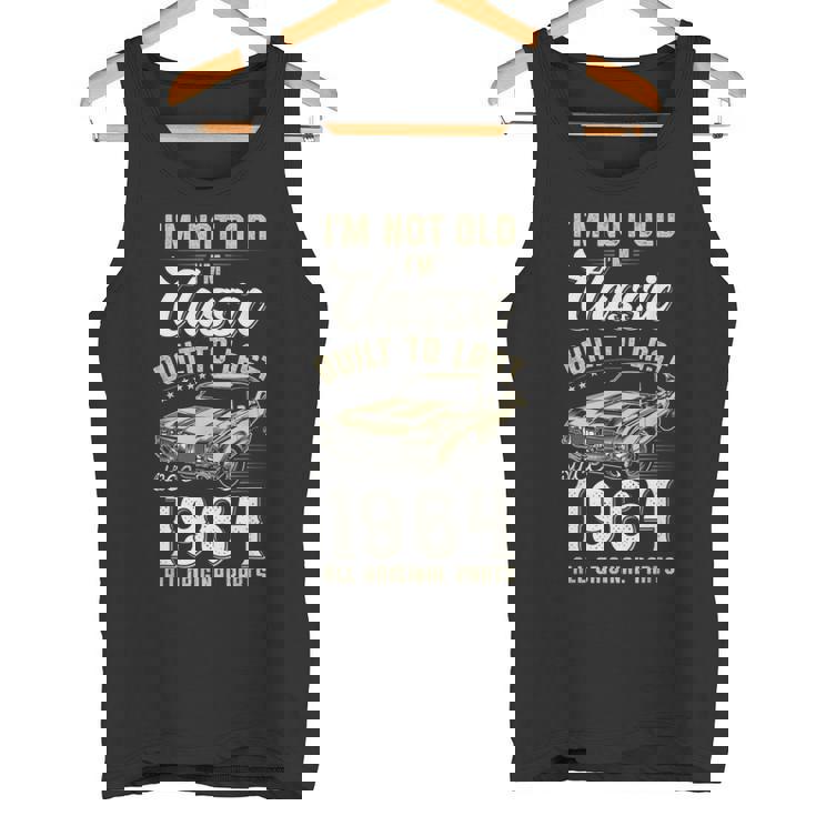 1964年生まれ、61歳の誕生日、クラシックカー タンクトップ