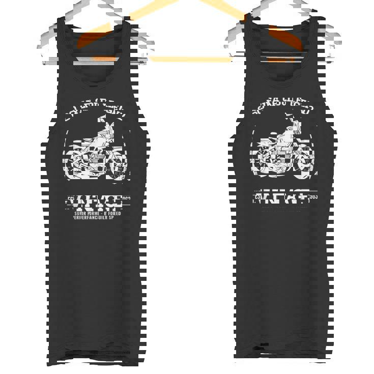 60歳のバイカー。1963年生まれの還暦 バイク オートバイ タンクトップ