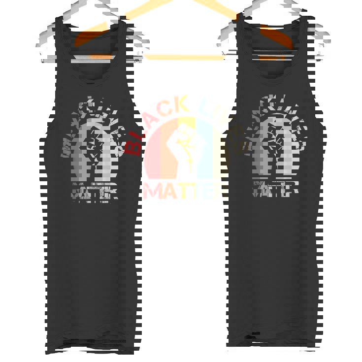 Lives Matter Raised Fist Retrointage No Racism タンクトップ