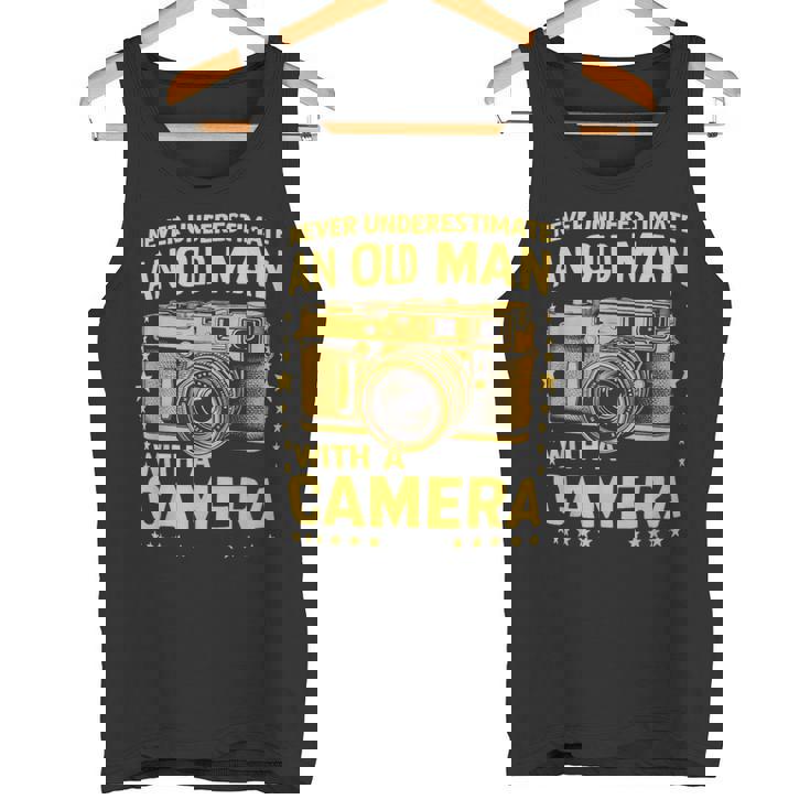Never Underestimate An Old Man With A Camera レトロ ヴィンテージ タンクトップ