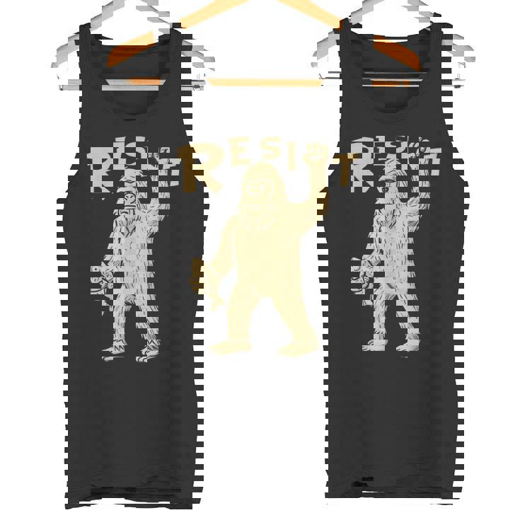 Resist サスカッチティー—面白いクリプティッド抗議 タンクトップ