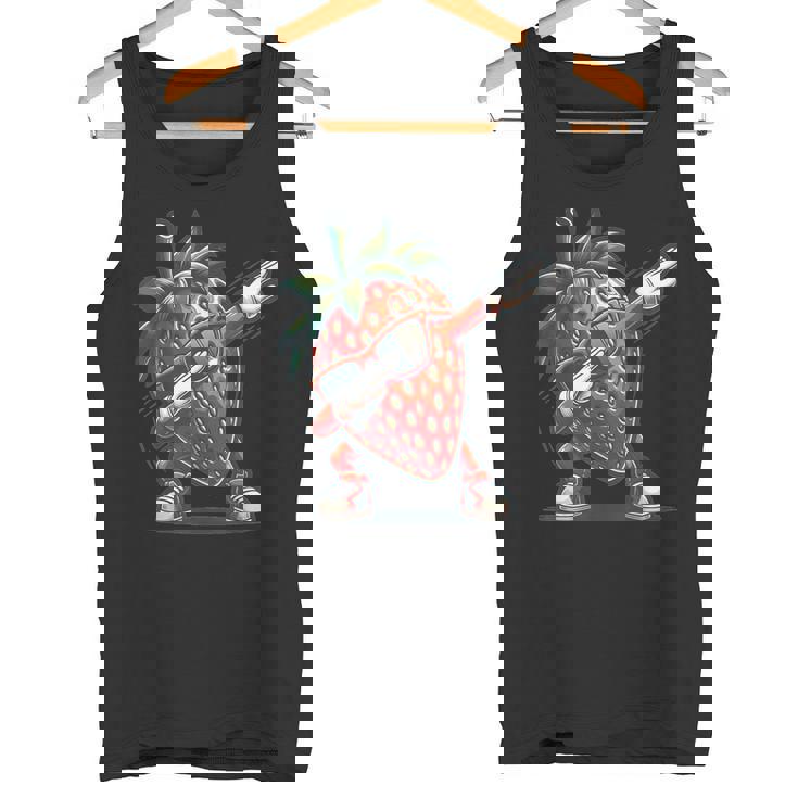 いちごを軽くたたくダンスいちごの果実を軽くたたく タンクトップ