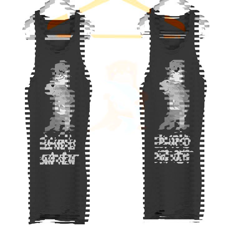 かわいいカワウソと魚と面白い言い方おかしいカワウソ タンクトップ