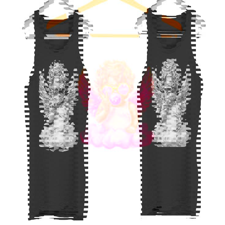 かわいいキューピッド吹くバブルガムサングラスバレンタインデー。 タンクトップ