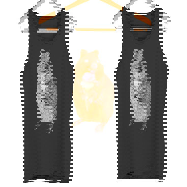 アイスクリームコーンを食べるカワイイクオッカ。 タンクトップ