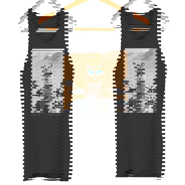 アラビア砂漠でサングラスをかけた猫、ドバイにマッチ。 タンクトップ