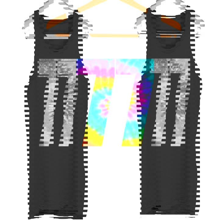カラフルな絞り染め 77歳の誕生日または77番のチームイベント タンクトップ