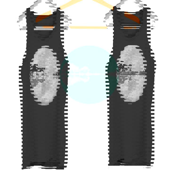 ギター 湖 反射 月 ギター ミュージシャン タンクトップ