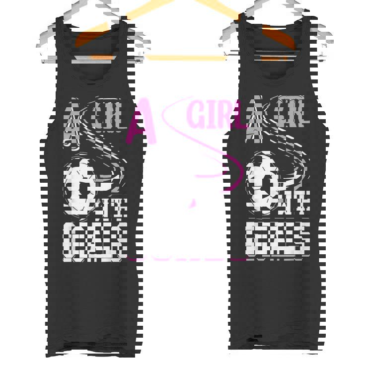 サッカーでゴールを決めた少女 タンクトップ