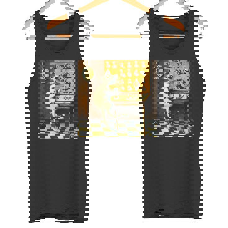 シュールレアリスト絵画 チェスをする猫とサルバドール・ダリ タンクトップ