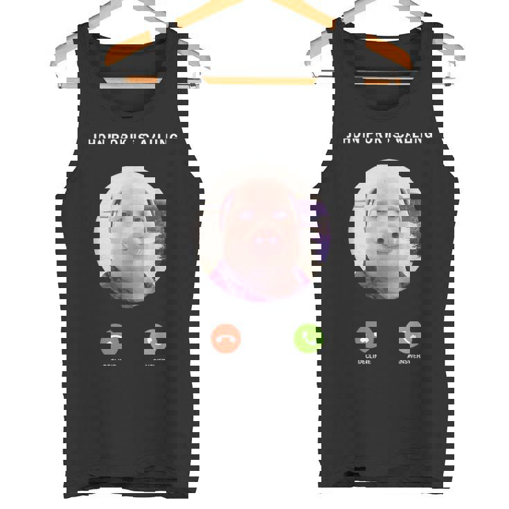 ジョン・ポークがファニー・アンサー・コール・フォンに電話をかけている タンクトップ