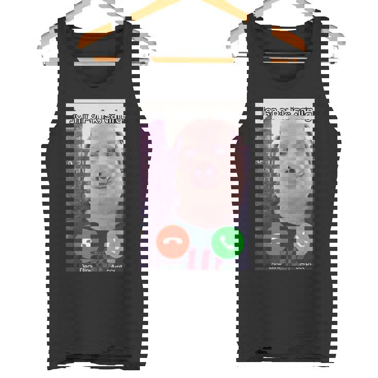 ジョン・ポークがファニー・アンサー・コール・フォンをかけている タンクトップ