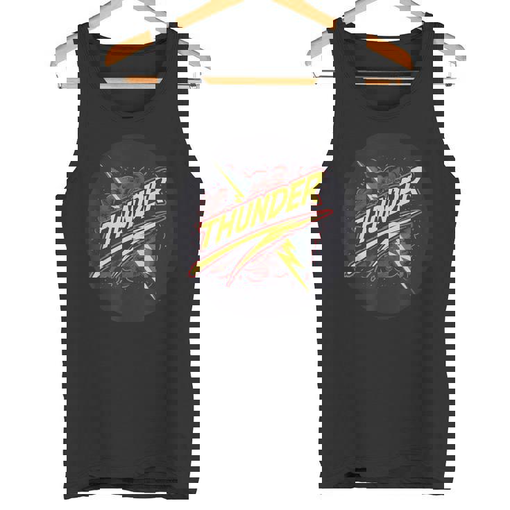 ストームファンのためのクールなサンダーステートメント衣装。 タンクトップ