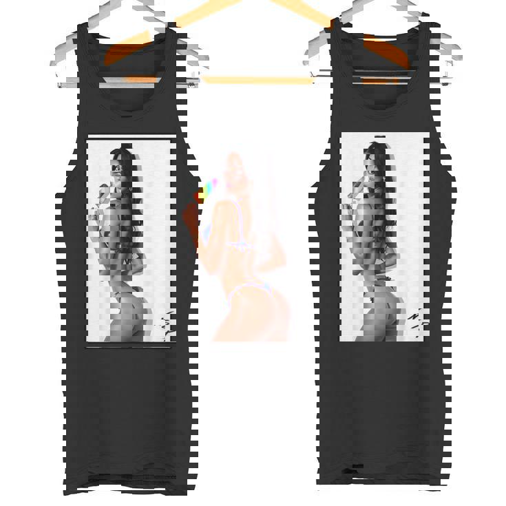 セクシーガールグラフィックtシャツ アイスポップのセクシーなラティーナブーティーガール。 タンクトップ