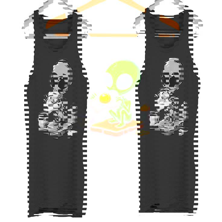 トーストに目玉焼きを食べるエイリアン タンクトップ