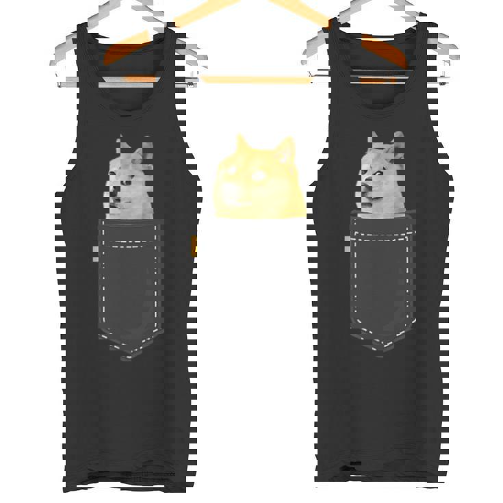 ドージコイン 胸ポケットの中にクリプト ミーム ドッグミーム ロゴ ドージコイン タンクトップ