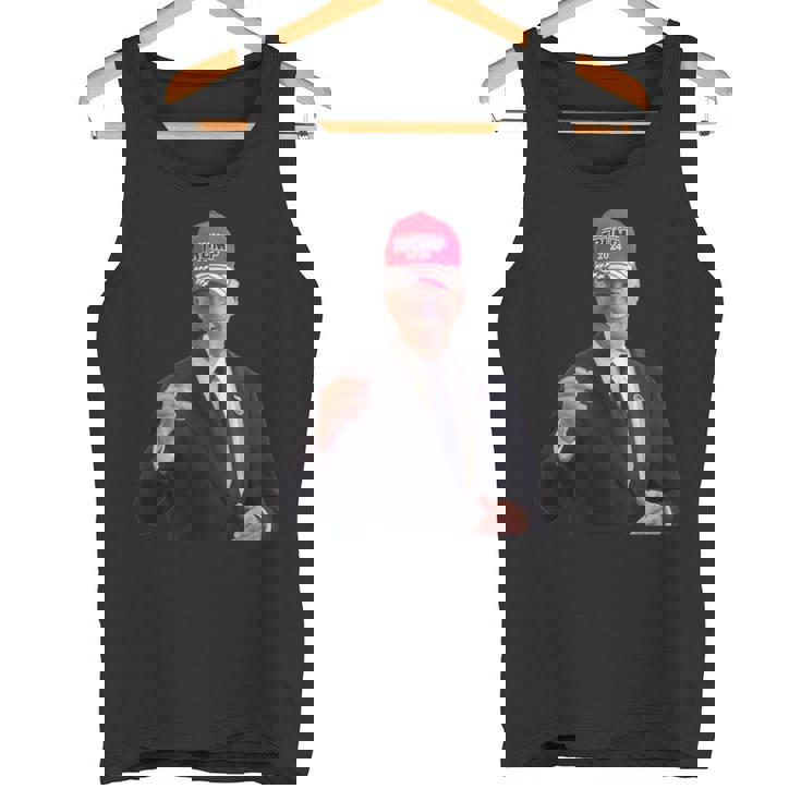 バイデンはトランプの帽子をかぶっています 2024 タンクトップ