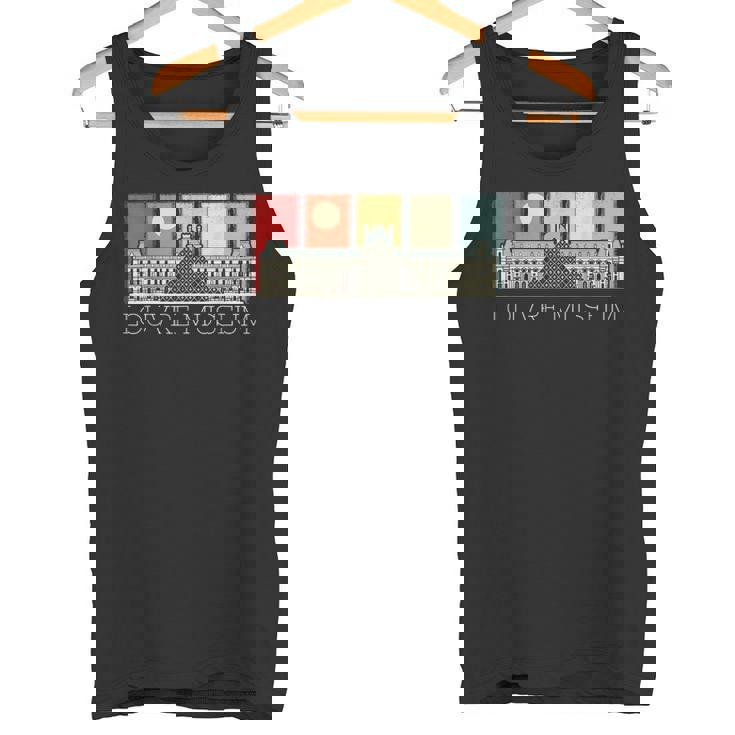 パリのルーブル美術館 フランス観光 タンクトップ