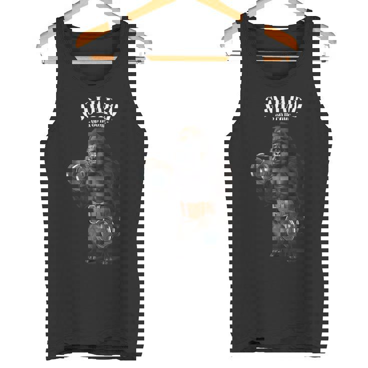 フィットネスジムでダンベルでゴリラ筋トレ タンクトップ