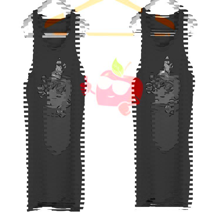 ポケットに入ったクールなリンゴ、サングラスをかけたリンゴのぞき見。 タンクトップ