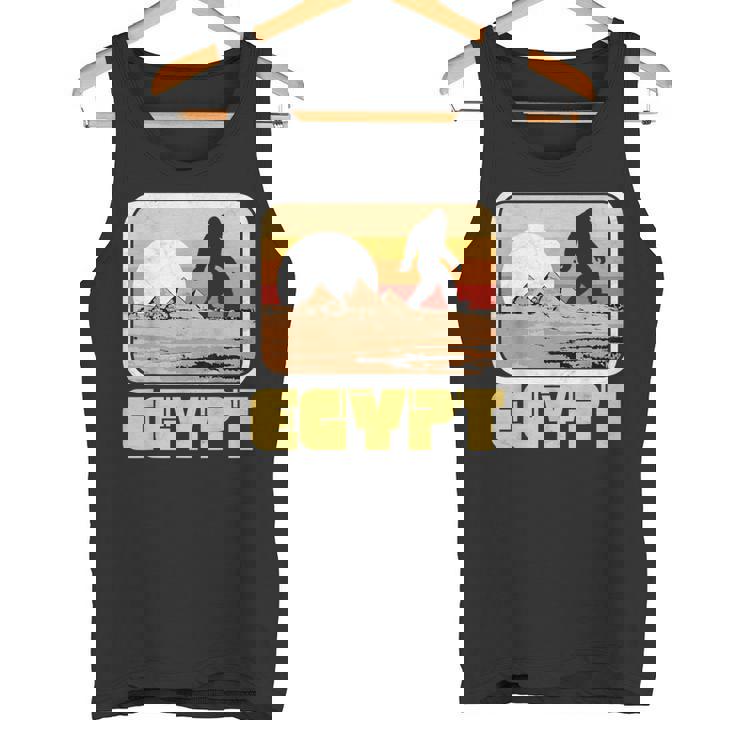 レトロ ビッグフット & ピラミッド エジプト サスカッチ グラフィック タンクトップ