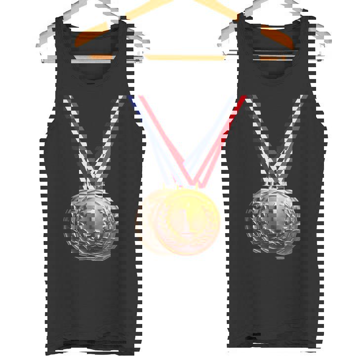 優勝者の学校チームとチャンピオンのための金メダル。 タンクトップ