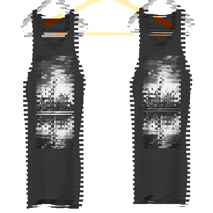 反射写真付き都市のモノクロ写真 タンクトップ