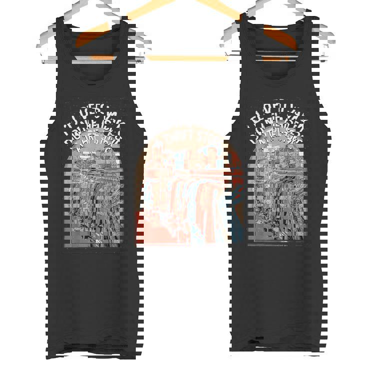 古着屋の通路を歩く面白い古着愛好家 タンクトップ