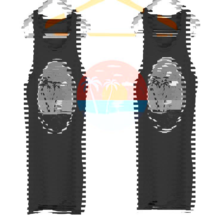 夏のビーチパームグラフィックポケットパッチバッジアイコンミニマリスト。 タンクトップ