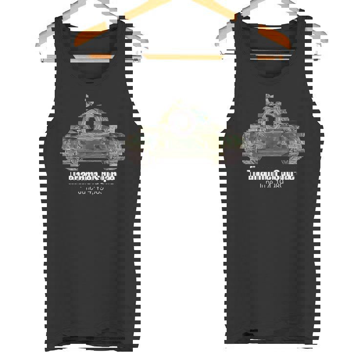 天安門スクエア民主主党抗議 64 1989年6月4日 戦車男 タンクトップ