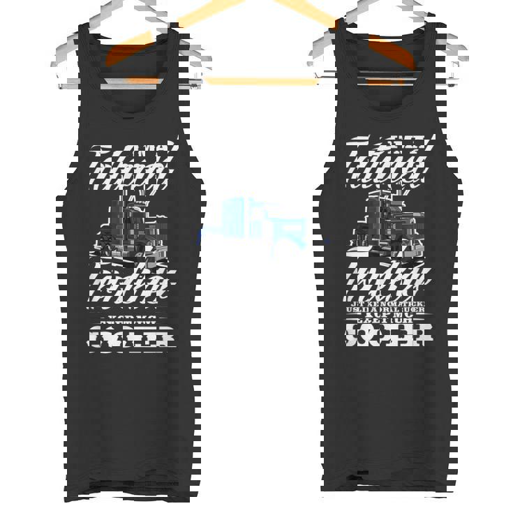 メンズ 普通のトラッカービッグリグトラックドライバーのようなタトゥーの入ったトラッカー タンクトップ