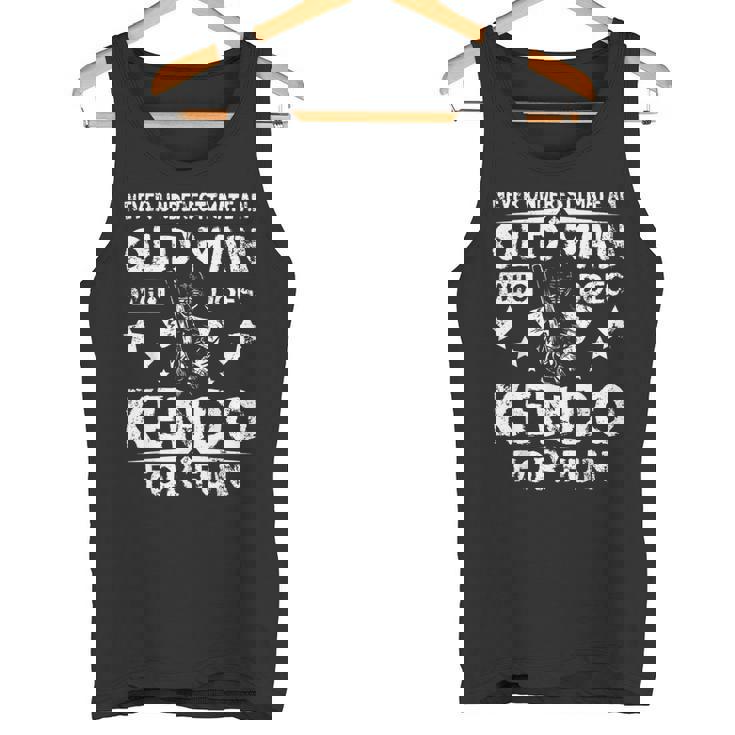 楽しみのために剣道をする老人を決して過小評価しないでください。 タンクトップ